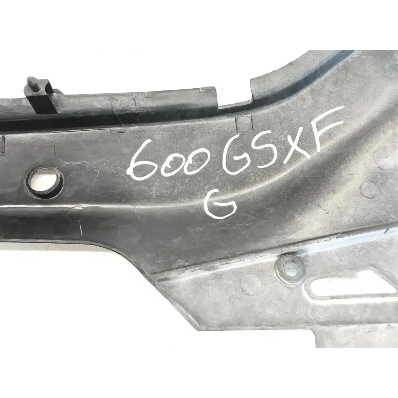 Cache carenage sous selle gauche SUZUKI GSX F 600 1988-1997