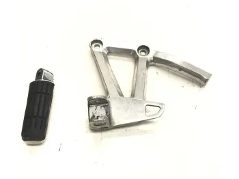 Platine et repose pieds arriere gauche YAMAHA FZS 600 2002-2003 FAZER
