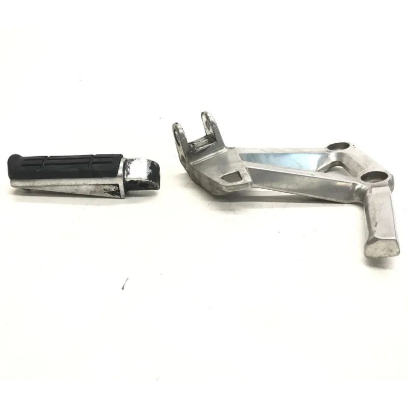 Platine et repose pieds arriere gauche YAMAHA FZS 600 2002-2003 FAZER