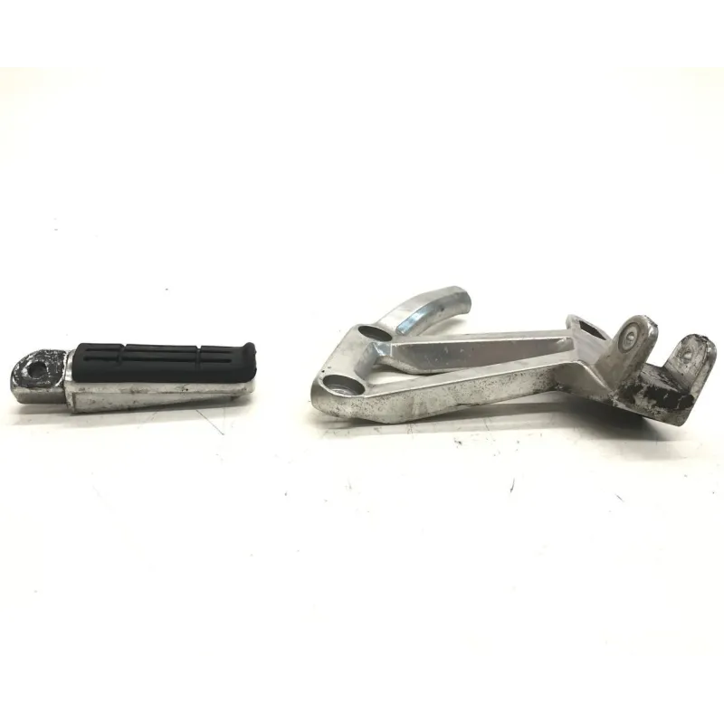 Platine et repose pieds arriere gauche YAMAHA FZS 600 2002-2003 FAZER