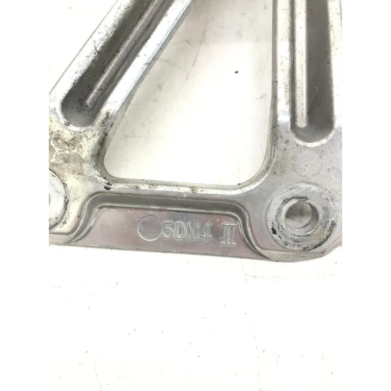 Platine et repose pieds arriere gauche YAMAHA FZS 600 2002-2003 FAZER