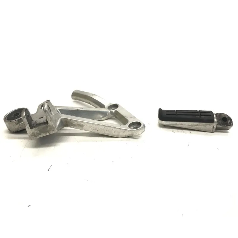 Platine et repose pieds arriere droit YAMAHA FZS 600 2002-2003 FAZER