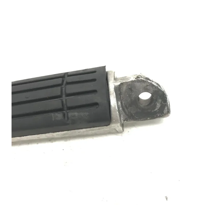 Platine et repose pieds arriere droit YAMAHA FZS 600 2002-2003 FAZER