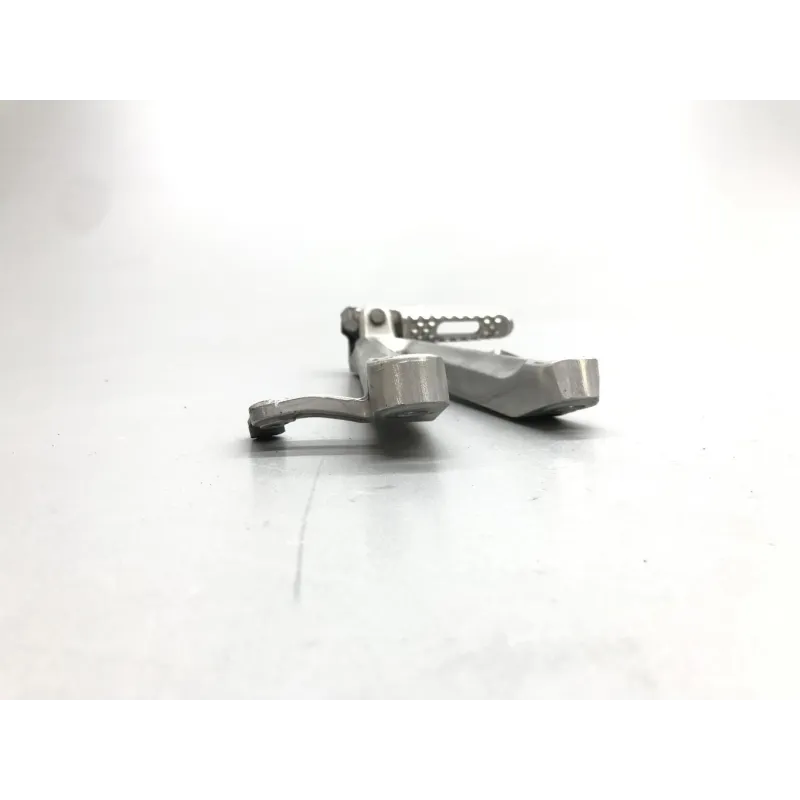 Platine et repose pieds arriere droit HONDA CBR 1000 RR 2004-2005 FIREBLADE