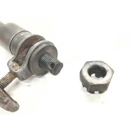Axe de roue arriere KAWASAKI KE 125 1976-1985