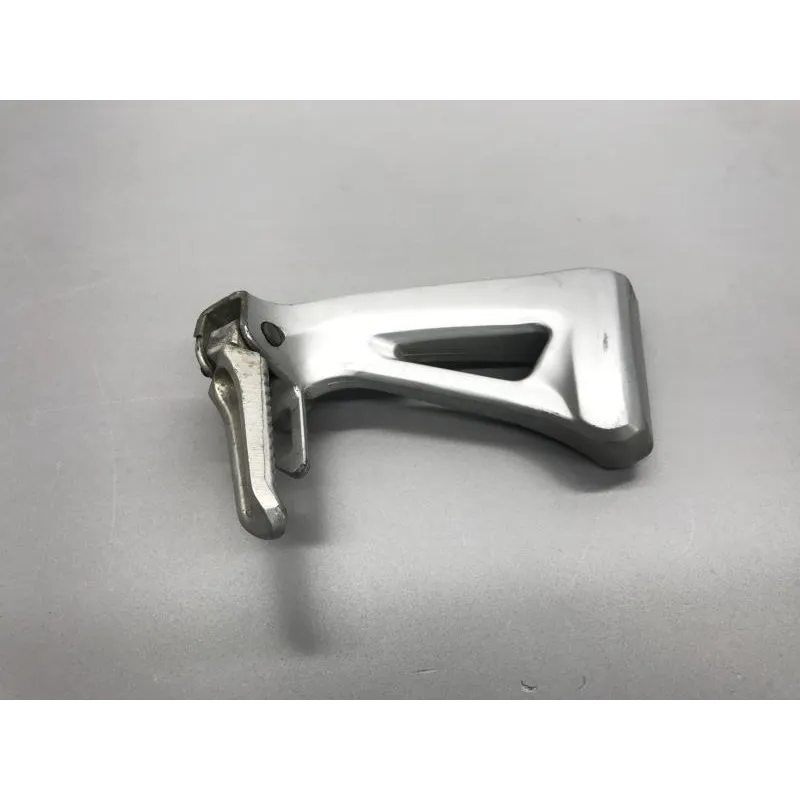 Platine et repose pieds arriere gauche SUZUKI SV 650 S 1999-2002