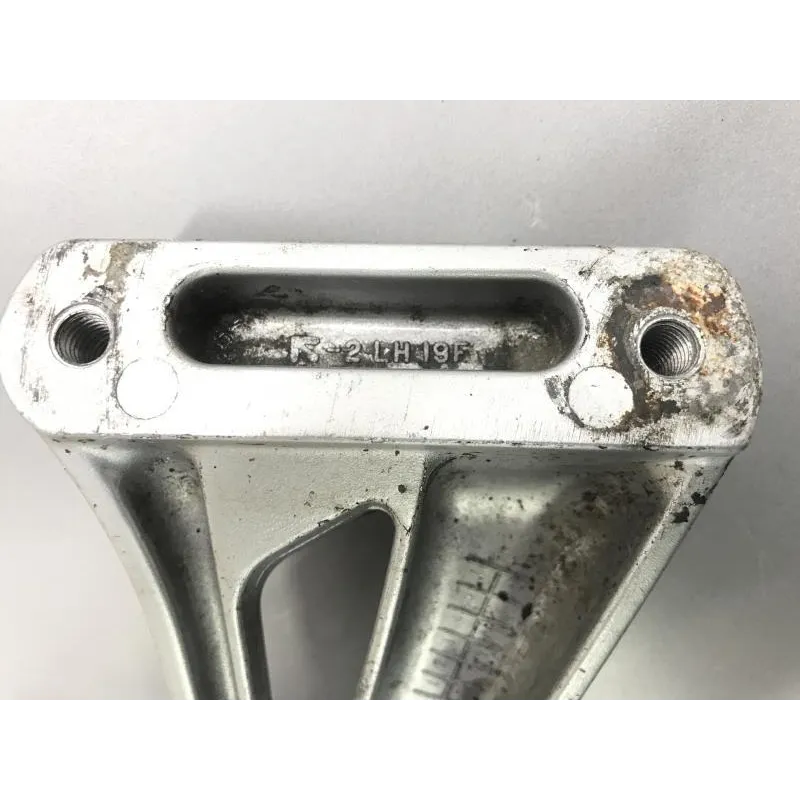 Platine et repose pieds arriere gauche SUZUKI SV 650 S 1999-2002