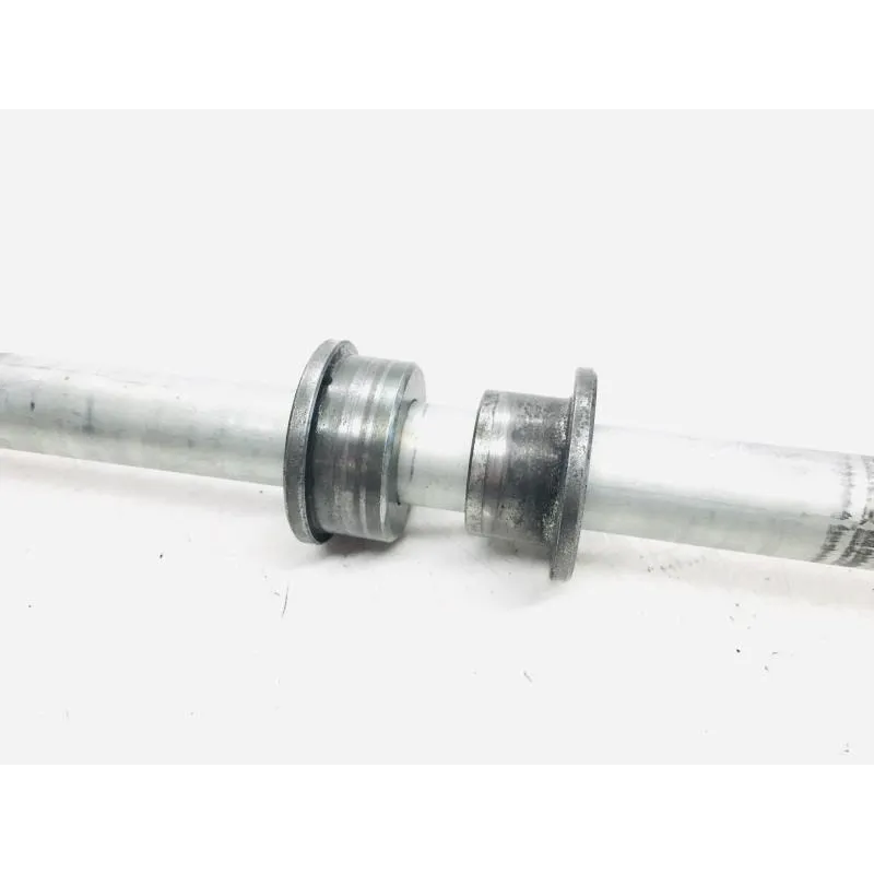 Axe de roue arriere KAWASAKI Z 750 2004-2006
