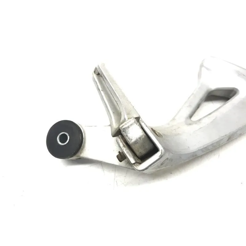 Platine et repose pieds arriere droit SUZUKI SV 650 S 1999-2002