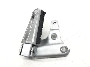 Platine et repose pieds arriere droit YAMAHA XP 500 2001-2003 TMAX