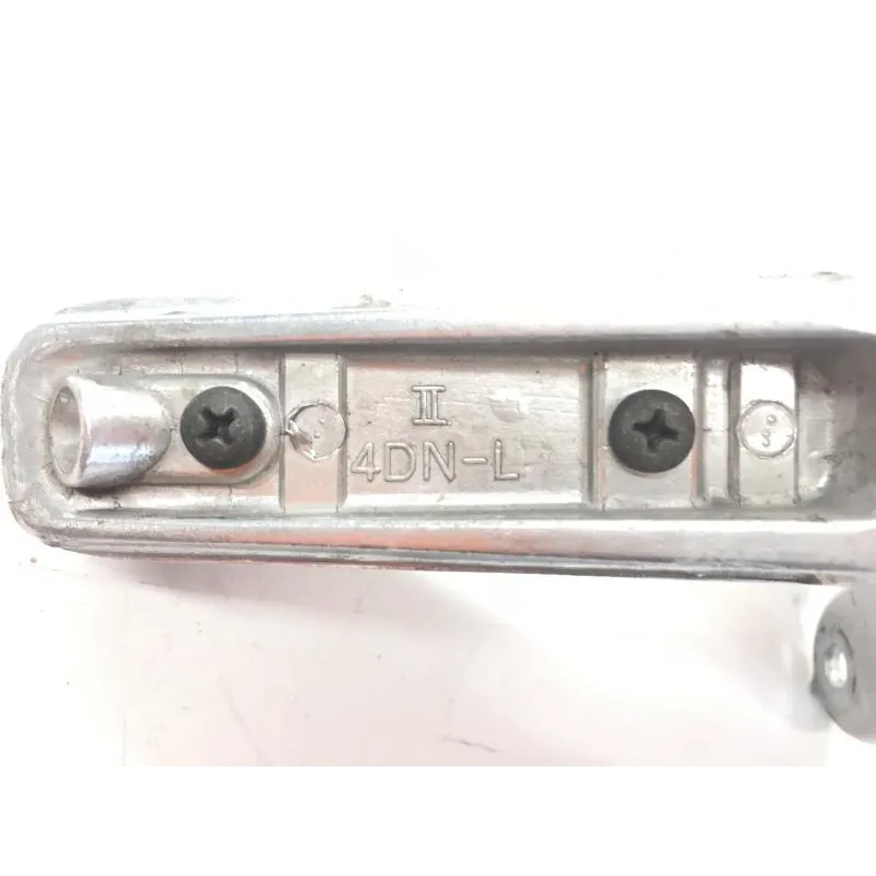 Platine et repose pieds arriere gauche YAMAHA XP 500 2001-2003 TMAX