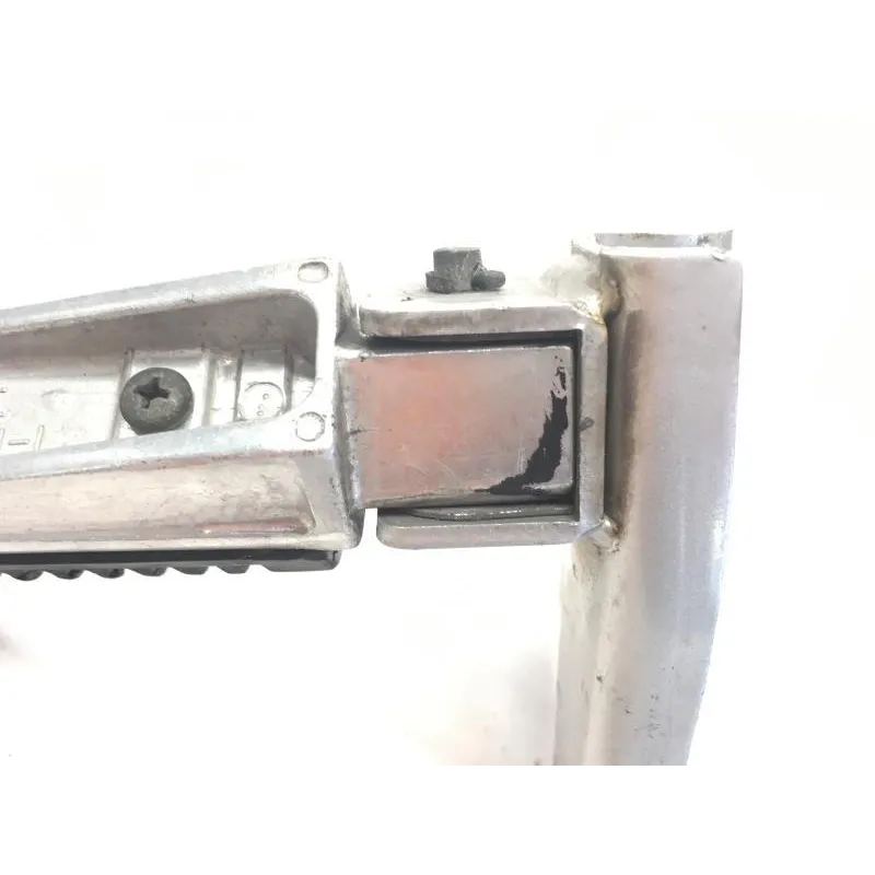 Platine et repose pieds arriere gauche YAMAHA XP 500 2001-2003 TMAX