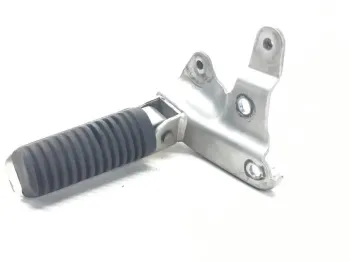 Platine et repose pieds arriere droit YAMAHA XP 500 2001-2003 TMAX
