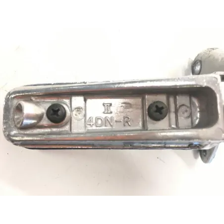 Platine et repose pieds arriere droit YAMAHA XP 500 2001-2003 TMAX