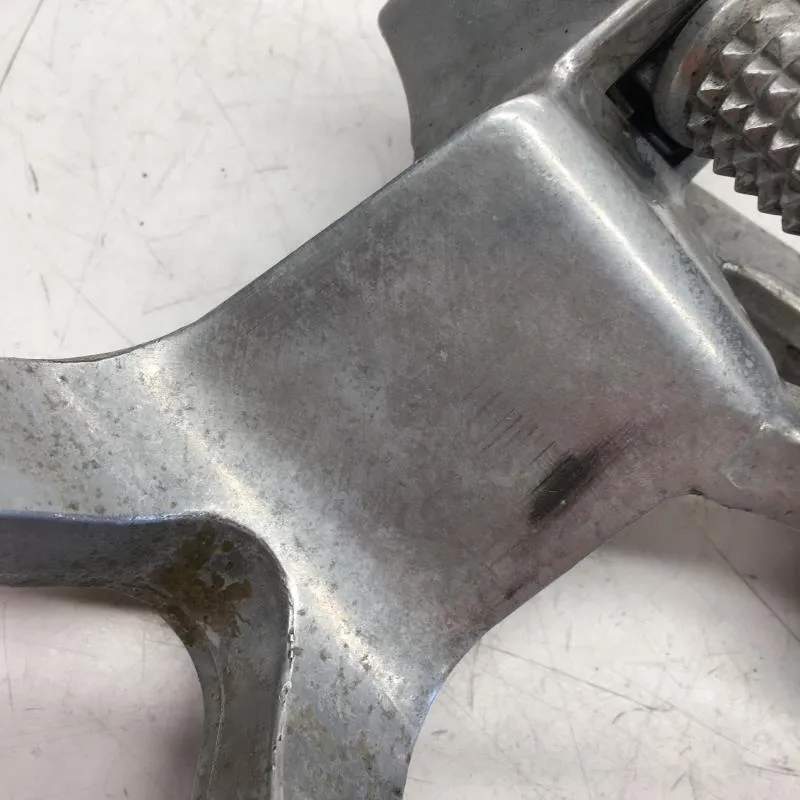 Platine et repose pieds arriere droit YAMAHA YZF 1000 R 1996-2001 THUNDERACE