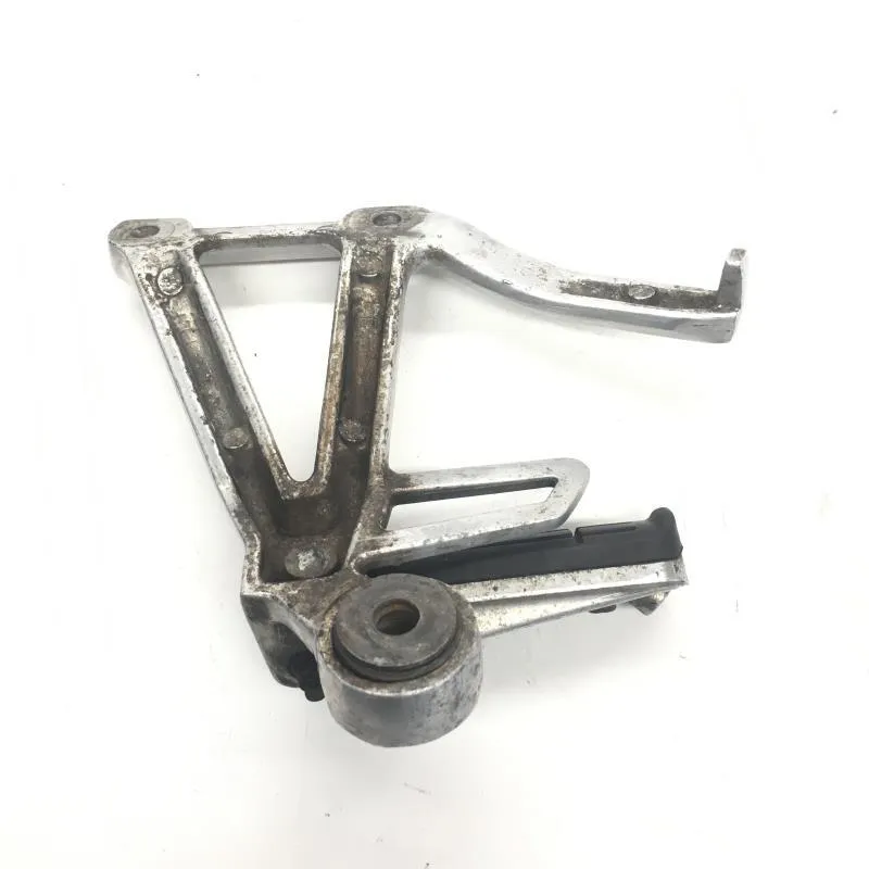 Platine et repose pieds arriere droit YAMAHA FZS 600 1998-2001 FAZER