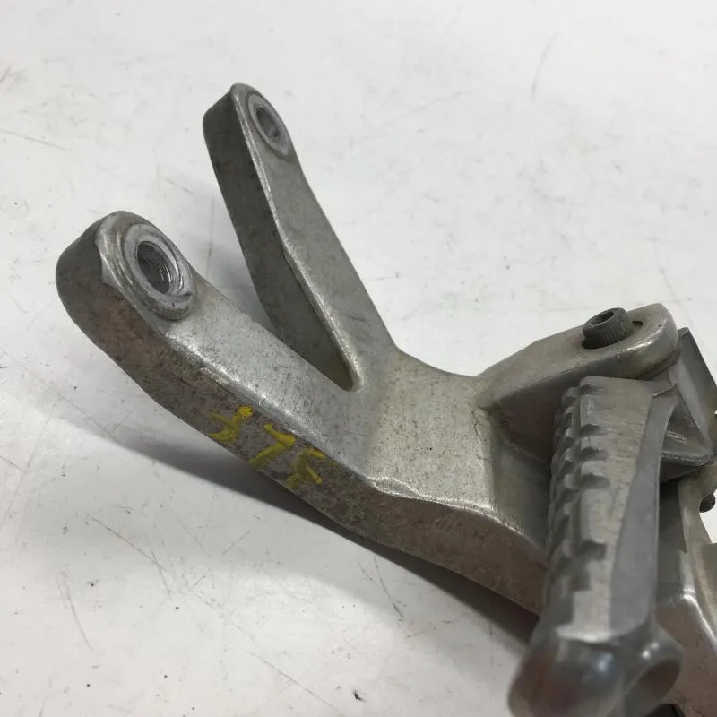 Platine et repose pieds arriere droit YAMAHA FZR 1000 1991-1995