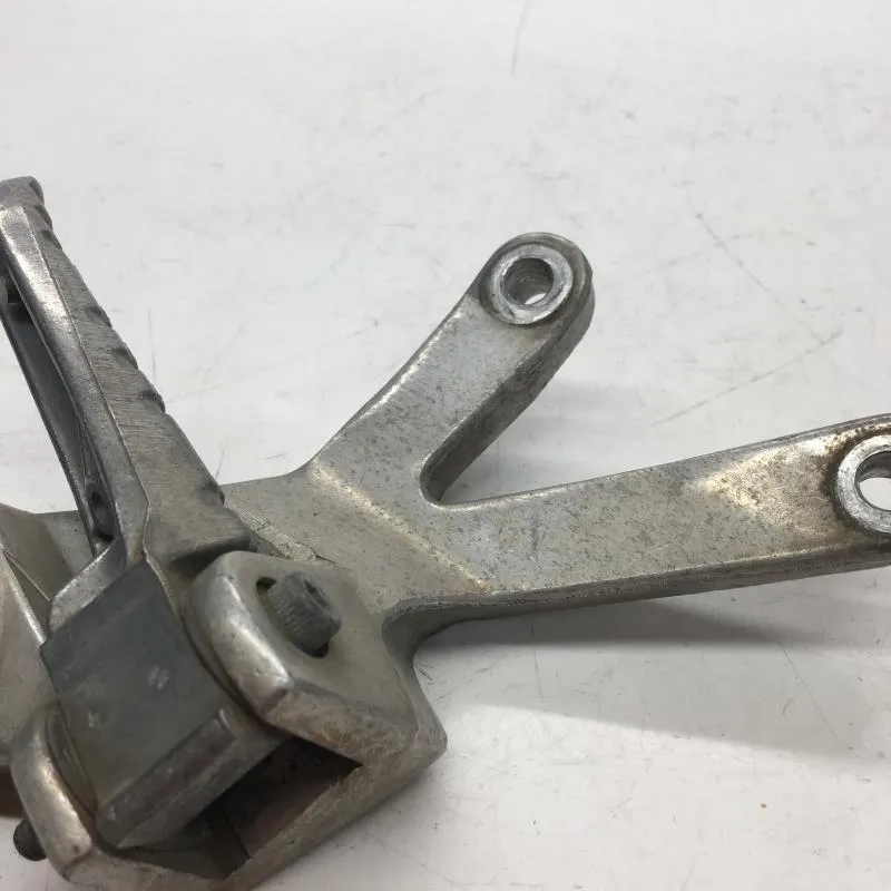 Platine et repose pieds arriere droit YAMAHA FZR 1000 1991-1995