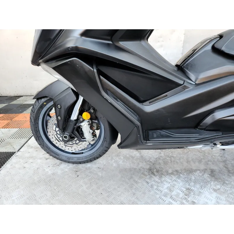 KYMCO AK 550