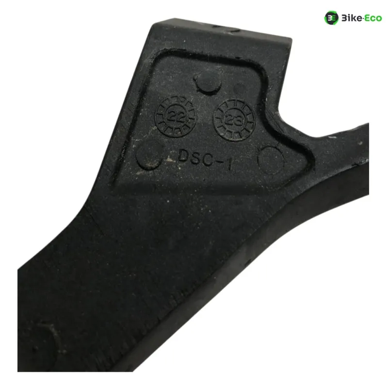 Platine et repose pieds arriere gauche KAWASAKI Z 400 2019-2023
