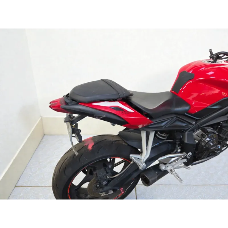 TRIUMPH STREET TRIPLE 660