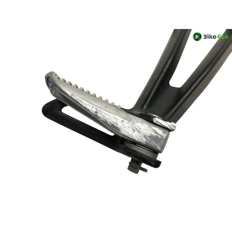 Platine et repose pieds arriere droit YAMAHA MT07 700 2023-2024