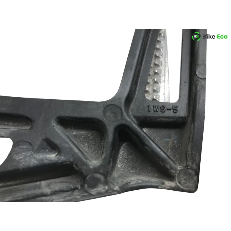 Platine et repose pieds arriere droit YAMAHA MT07 700 2023-2024