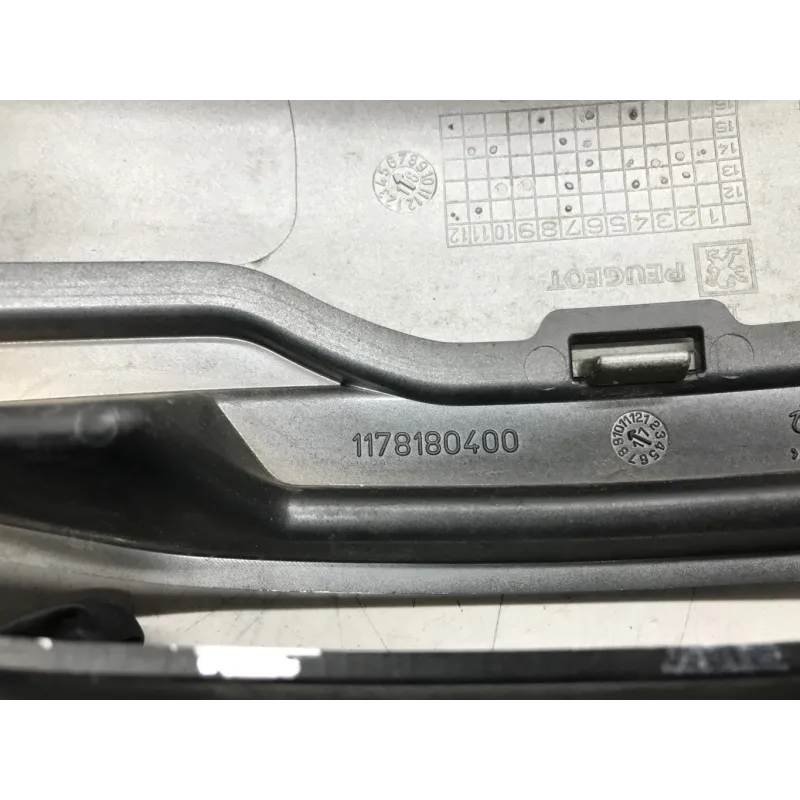 Cache carenage face avant PEUGEOT METROPOLIS 400 2017-2020