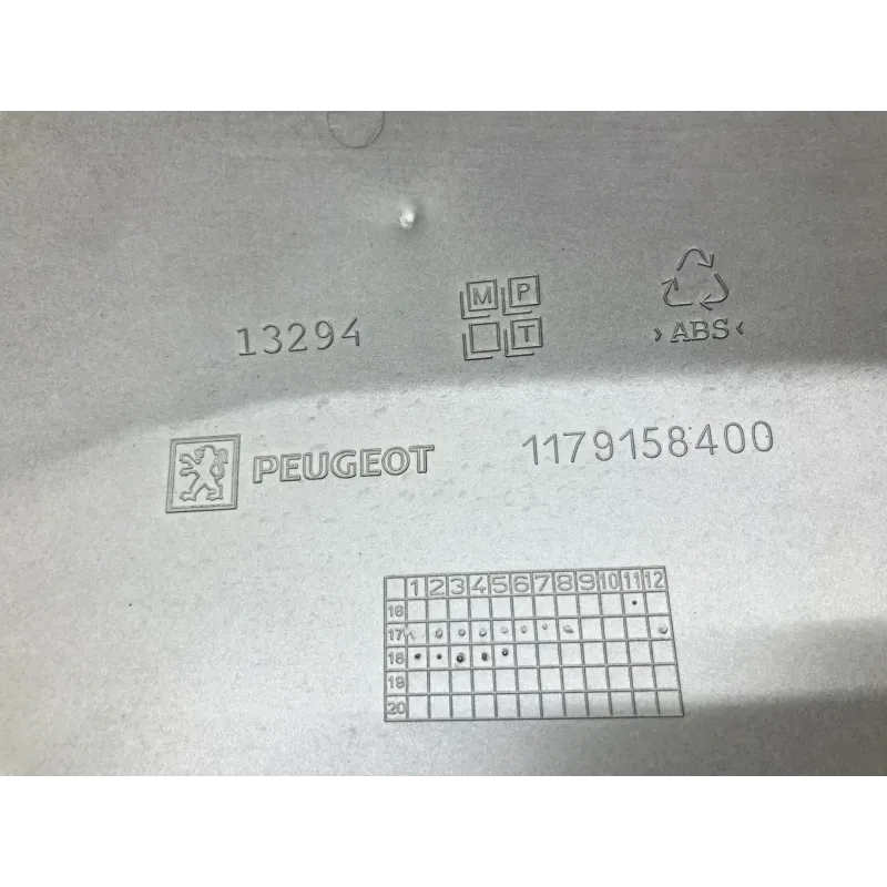 Cache carenage coque arriere gauche PEUGEOT METROPOLIS 400 2017-2020