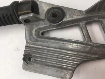 Platine et repose pieds arriere gauche YAMAHA XJ 600 1989-1991