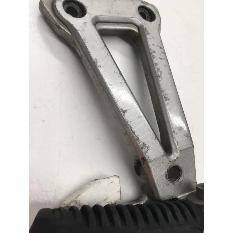 Platine et repose pieds arriere droit SUZUKI GSF 400 1991-1993 BANDIT