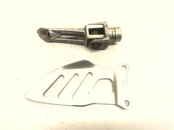 Repose pieds avant droit SUZUKI GSXR 750 2008-2010