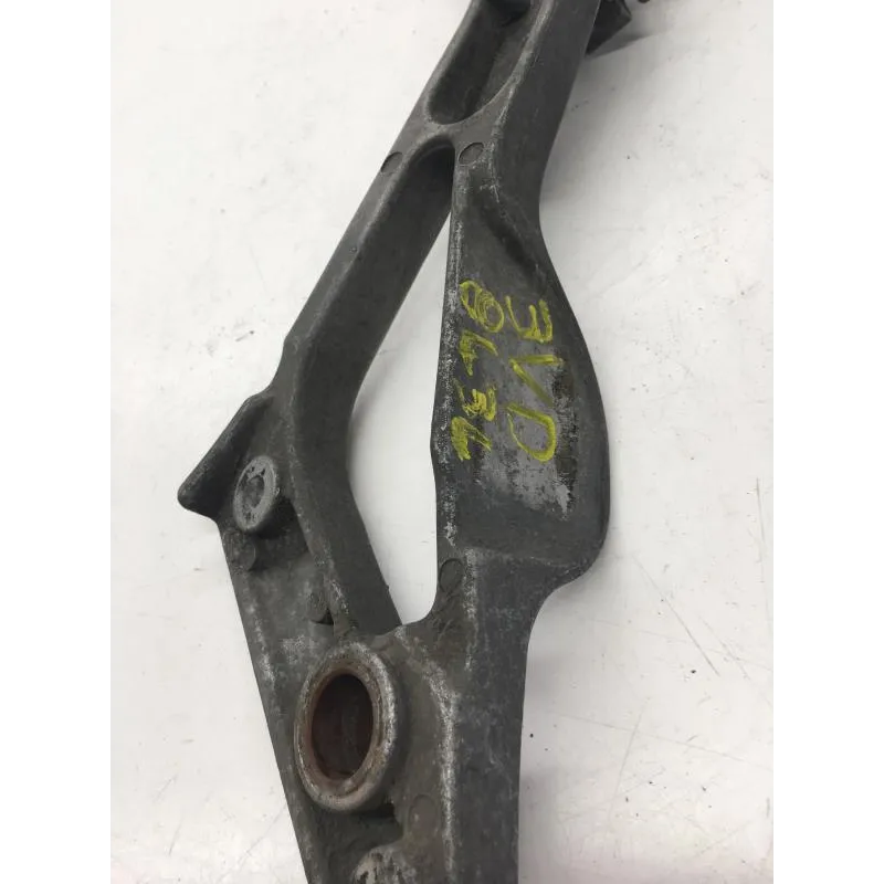 Platine et repose pieds arriere droit YAMAHA TDM 850 1991-1993