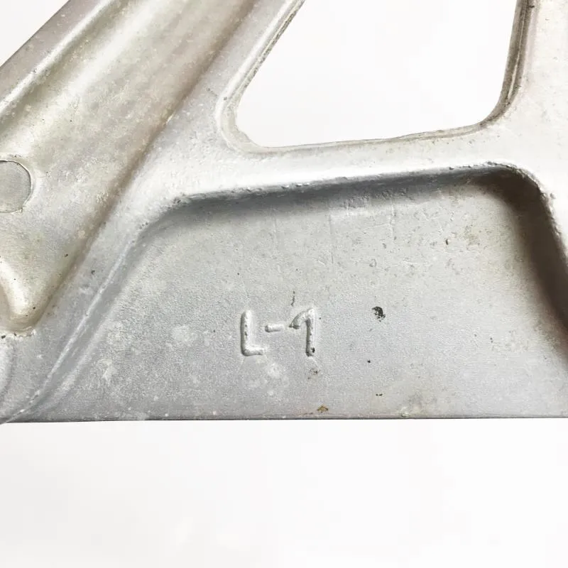 Platine et repose pieds arriere gauche HONDA CBR 125 R 2004-2006