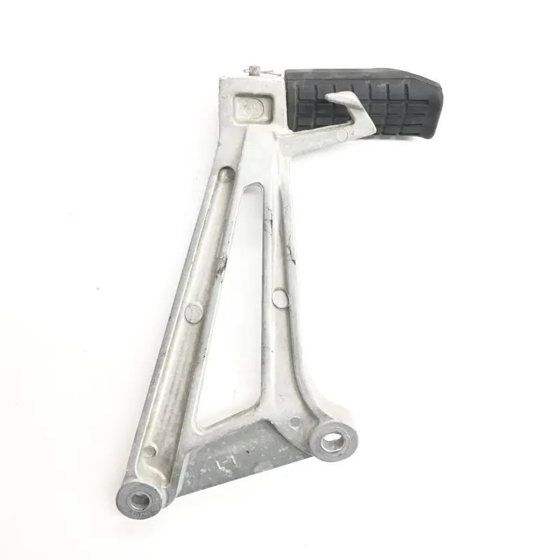 Platine et repose pieds arriere gauche HONDA CBR 125 R 2004-2006