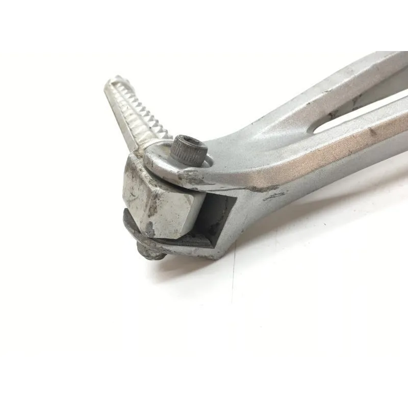 Platine et repose pieds arriere droit YAMAHA YZF 1000 2004-2005 R1