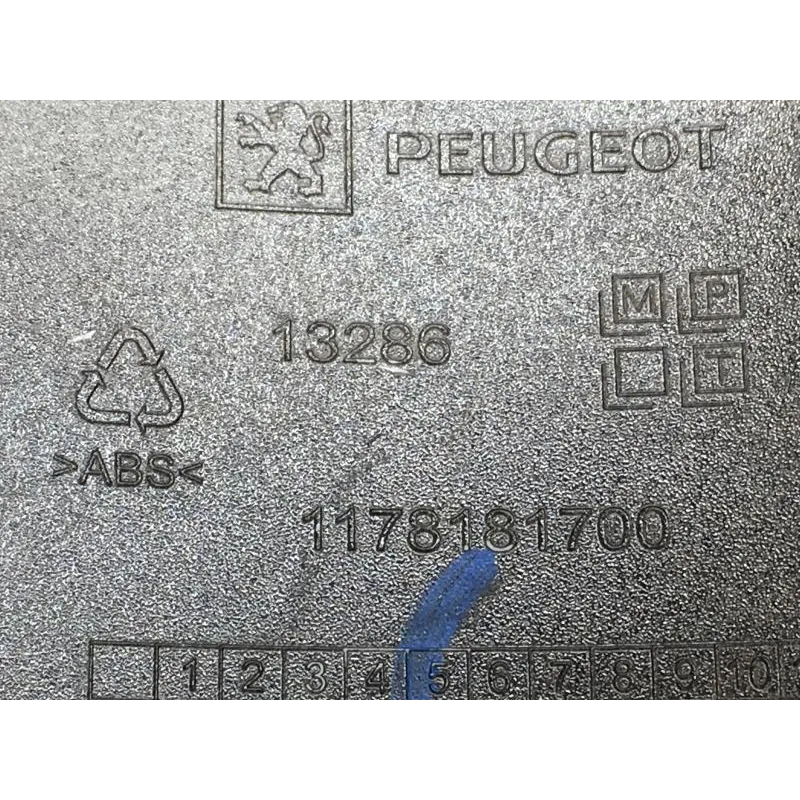 Cache guidon inferieur PEUGEOT METROPOLIS 400 2017-2020