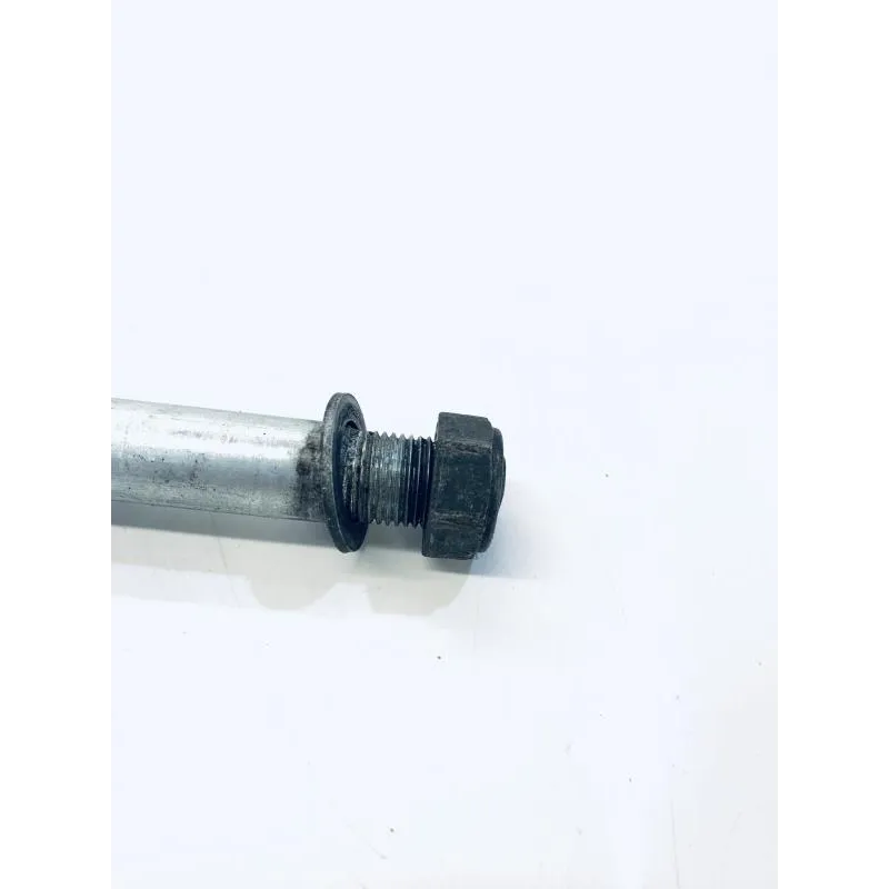 Axe de roue arriere YAMAHA TW 125 2002-2006
