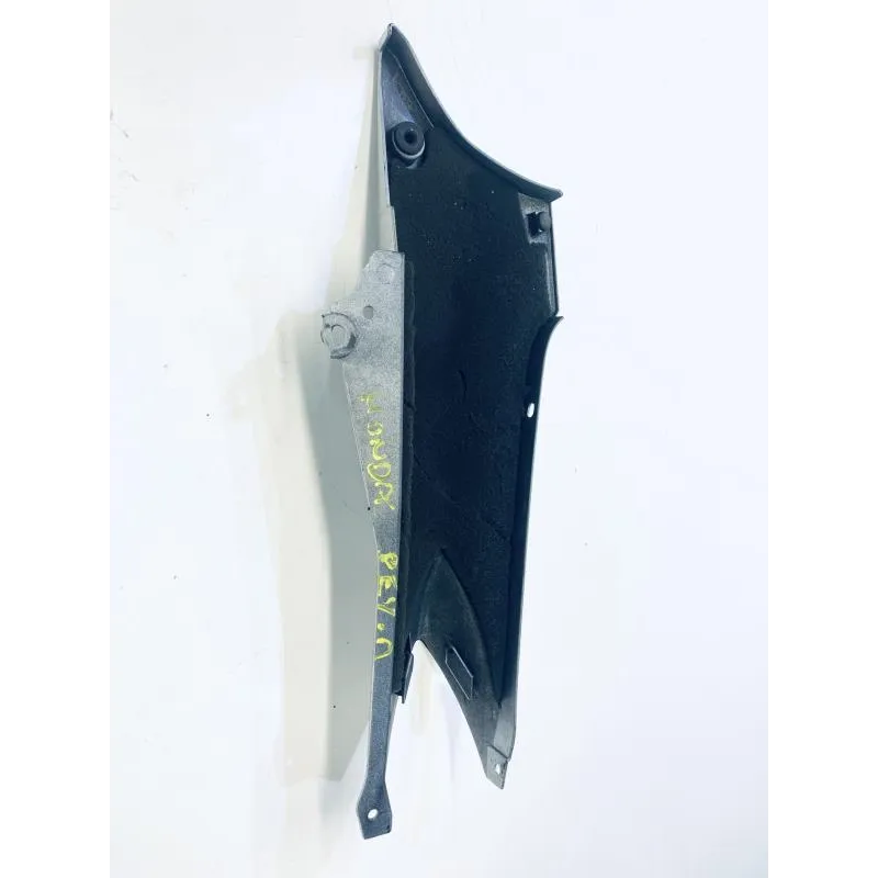 Cache carenage sous selle gauche YAMAHA FJR 1300 2001-2002
