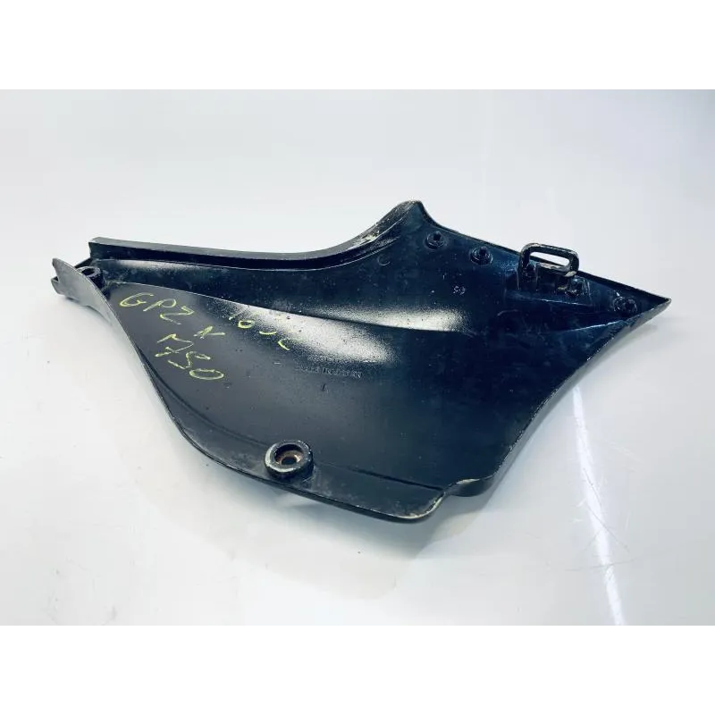 Cache carenage sous selle gauche KAWASAKI GPZ 750 1983-1985