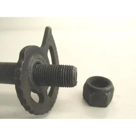 Axe de roue arriere SUZUKI DR 600 R 1986-1989