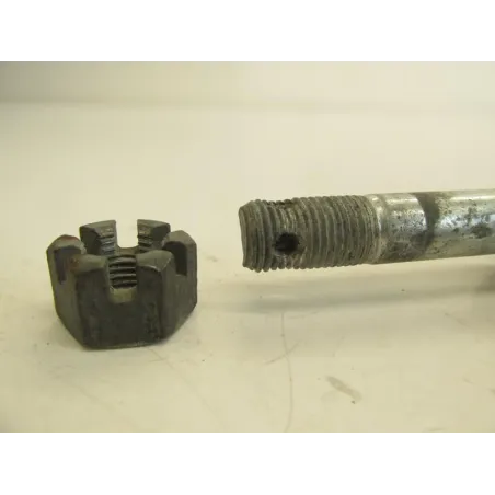 Axe de roue arriere YAMAHA TDR 50 1988-1989