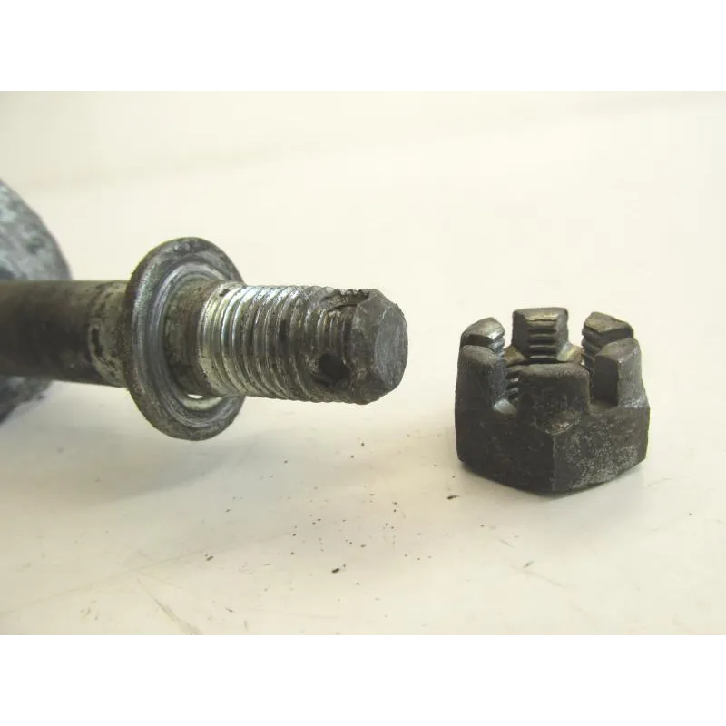 Axe de roue arriere YAMAHA DT MX 125 1980-1986