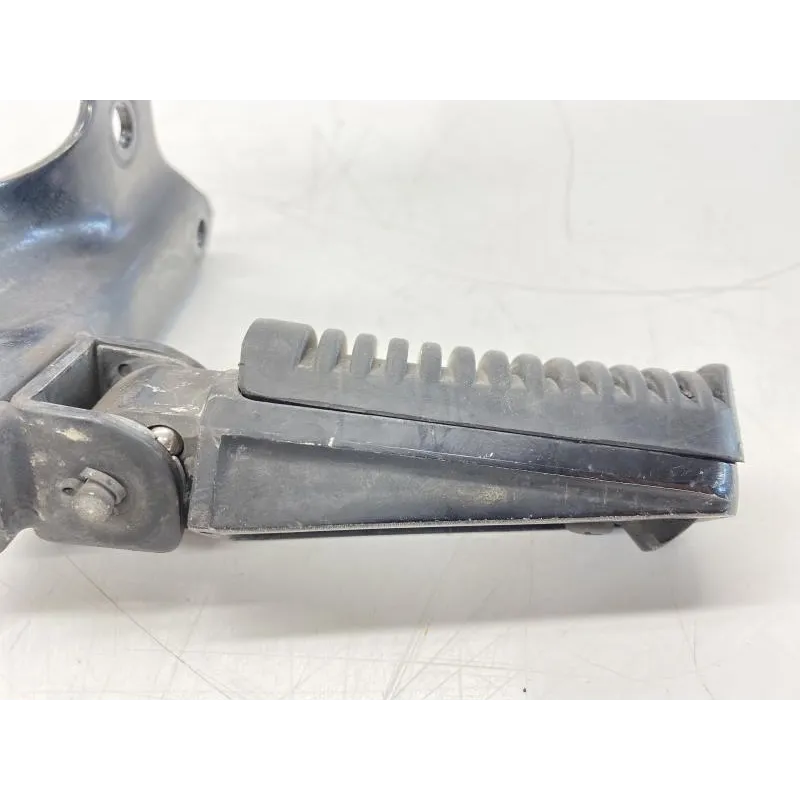 Platine et repose pieds arriere droit YAMAHA XP 500 2005-2007 TMAX ABS