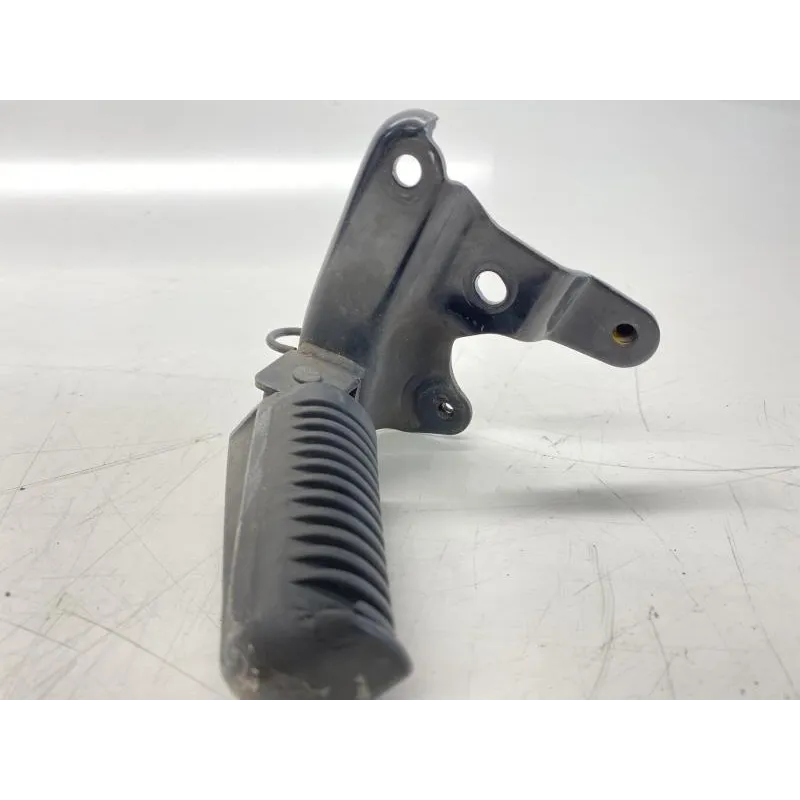 Platine et repose pieds arriere gauche YAMAHA XP 500 2005-2007 TMAX ABS