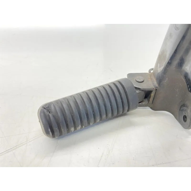 Platine et repose pieds arriere gauche YAMAHA XP 500 2005-2007 TMAX ABS