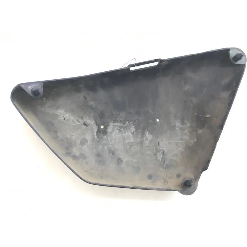 Cache carenage sous selle gauche SUZUKI GN 125 1982-1996