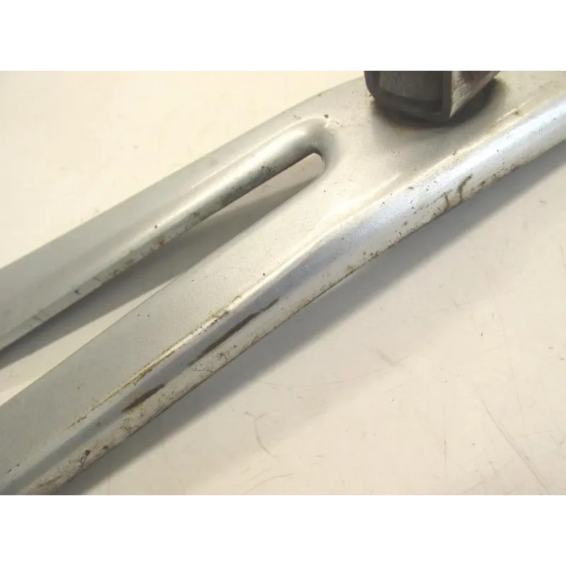 Platine et repose pieds arriere gauche YAMAHA YBR 125 2005-2006