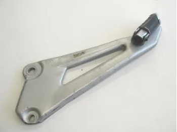 Platine et repose pieds arriere gauche YAMAHA YBR 125 2010-2012