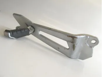 Platine et repose pieds arriere droit YAMAHA YBR 125 2010-2012